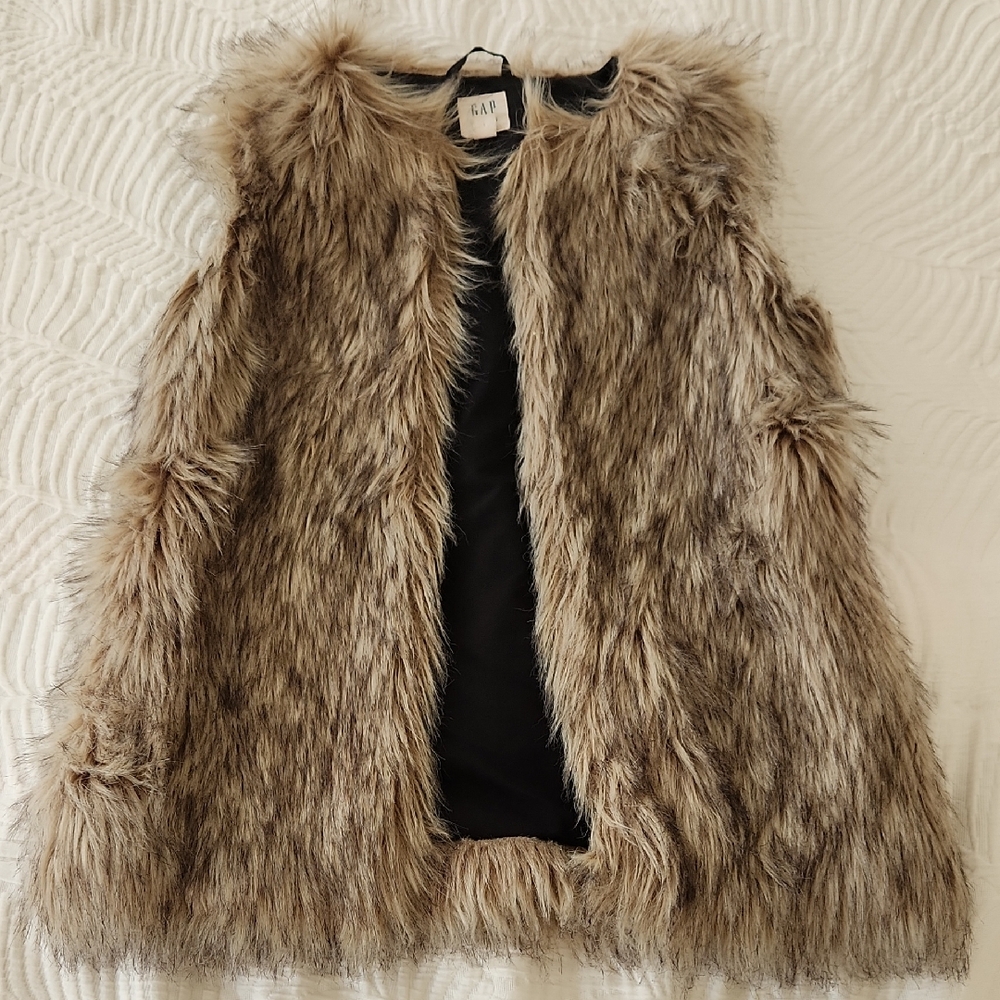 GAP Faux Fur Vest in Tan